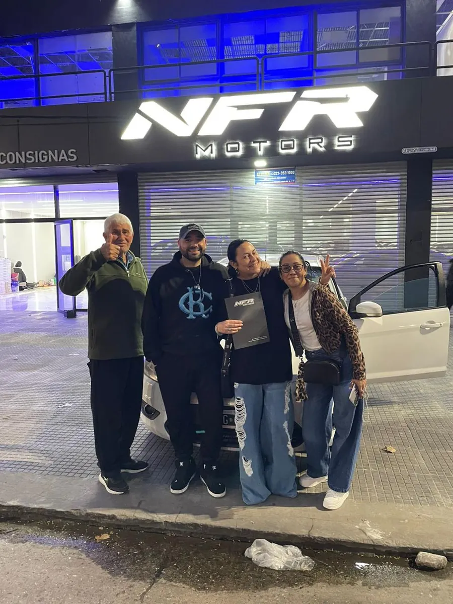Entrega de un auto en NFR Motors