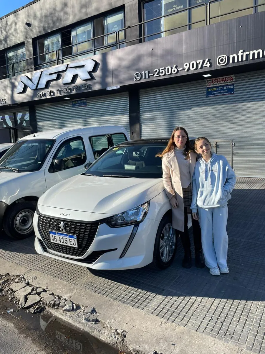 Entrega de un auto en NFR Motors
