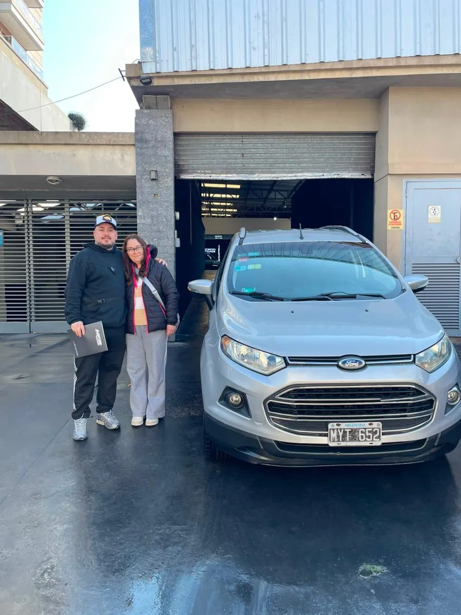 Entrega de un auto en NFR Motors